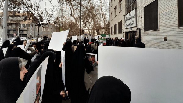 گزارش تصویری از تجمع دانشجویان با شعار «مجرمان را رها نخواهیم کرد» مقابل قوه قضائیه + عکس