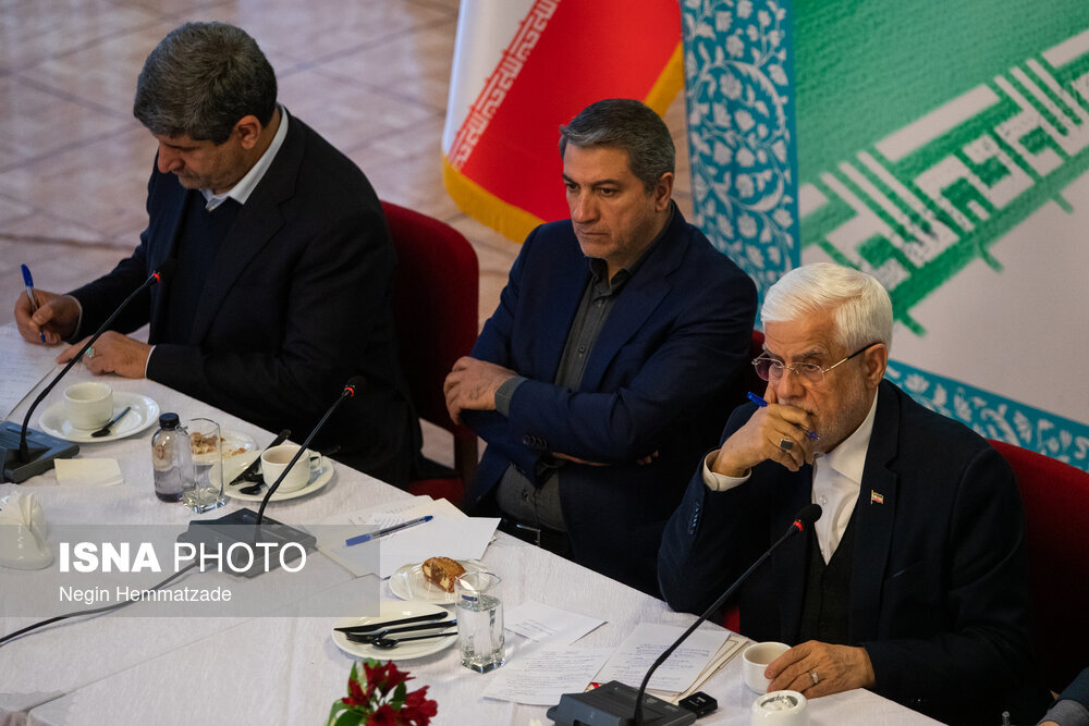 تصاویر جالب از نشست امروز عارف با هنرمندان + عکس