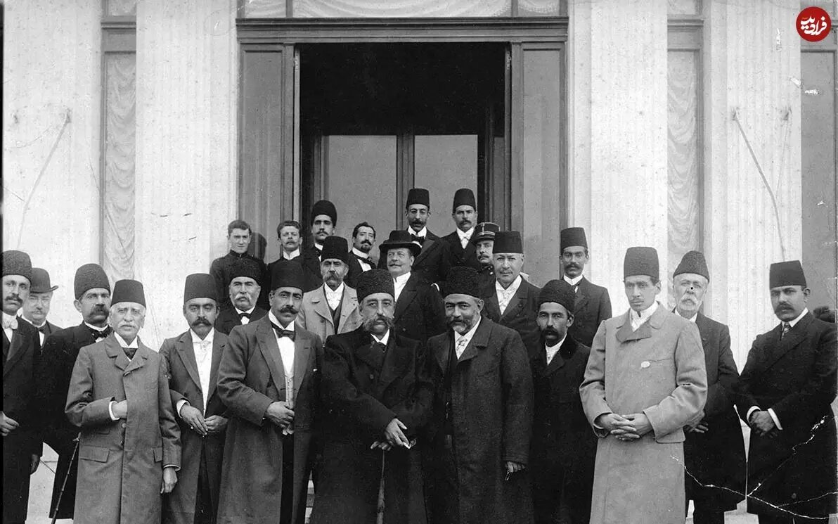 عکس/ «مظفرالدین شاه» و عدهای از درباریان در سفر اروپا