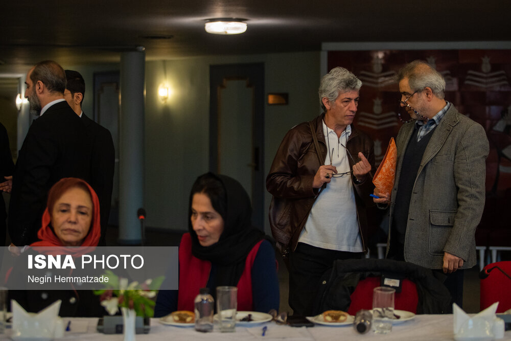نشست محمدرضا عارف با جمعی از هنرمندان/ عکس