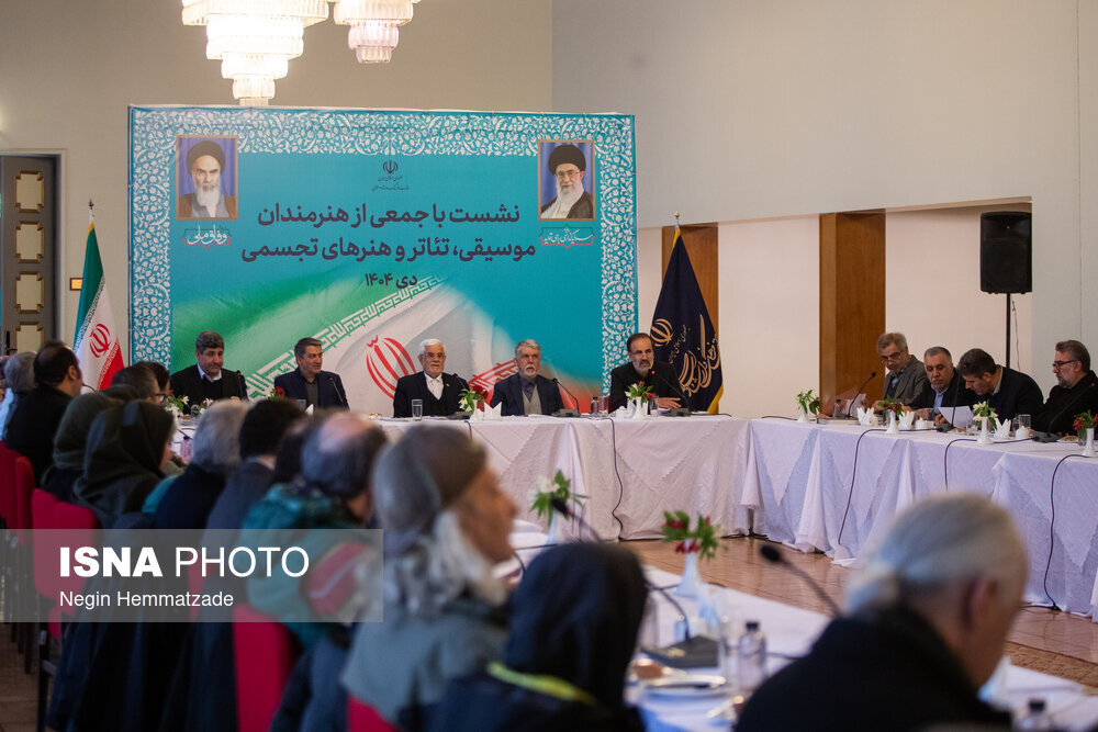 نشست محمدرضا عارف با جمعی از هنرمندان/ عکس