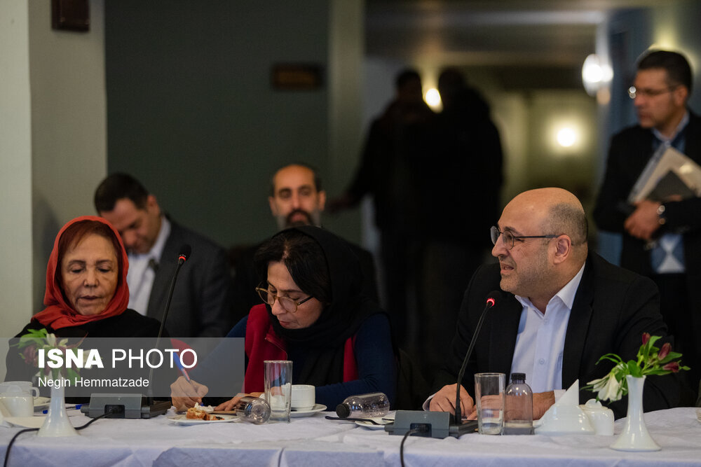 نشست محمدرضا عارف با جمعی از هنرمندان/ عکس