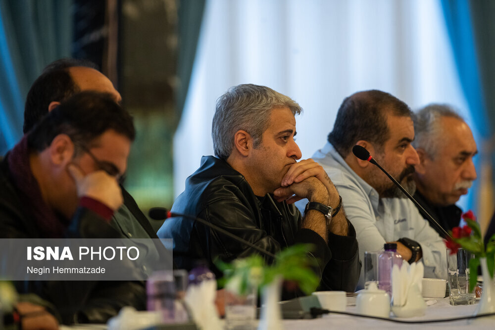 نشست محمدرضا عارف با جمعی از هنرمندان/ عکس