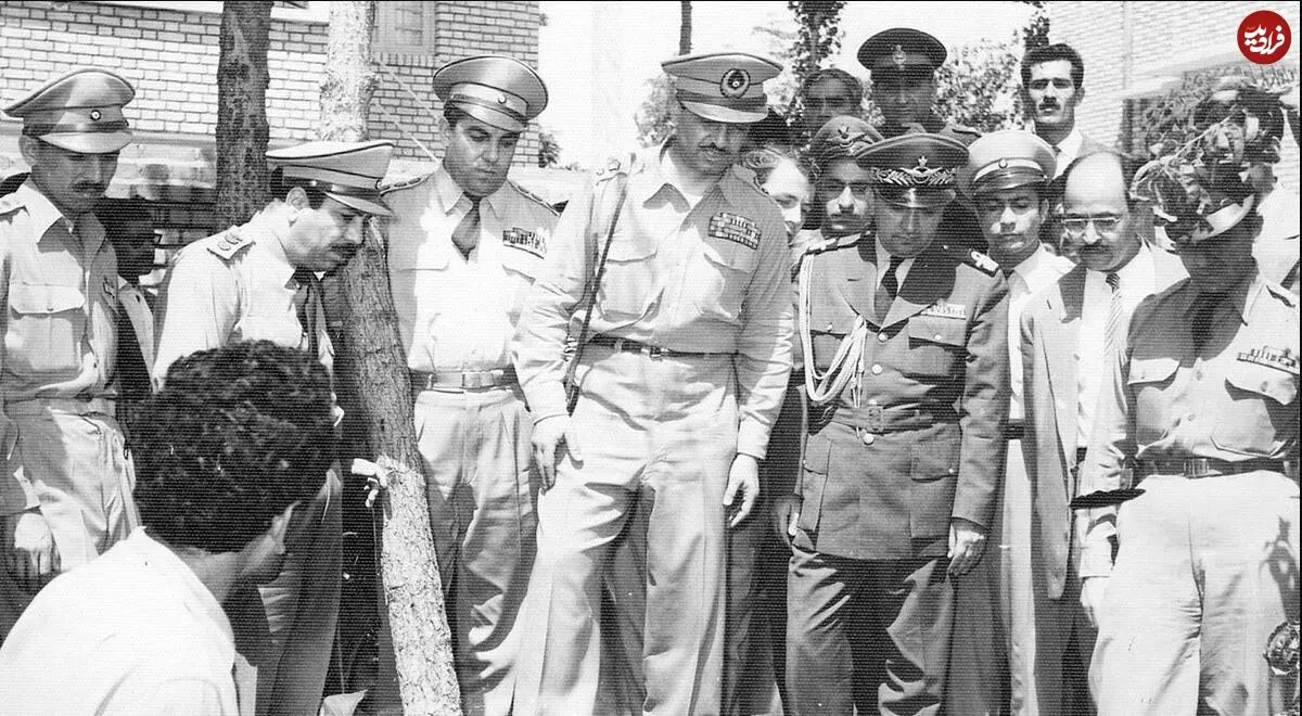 عکس/«تیمور بختیار» در حال بازدید از محل اختفای اسناد و اوراق حزب توده