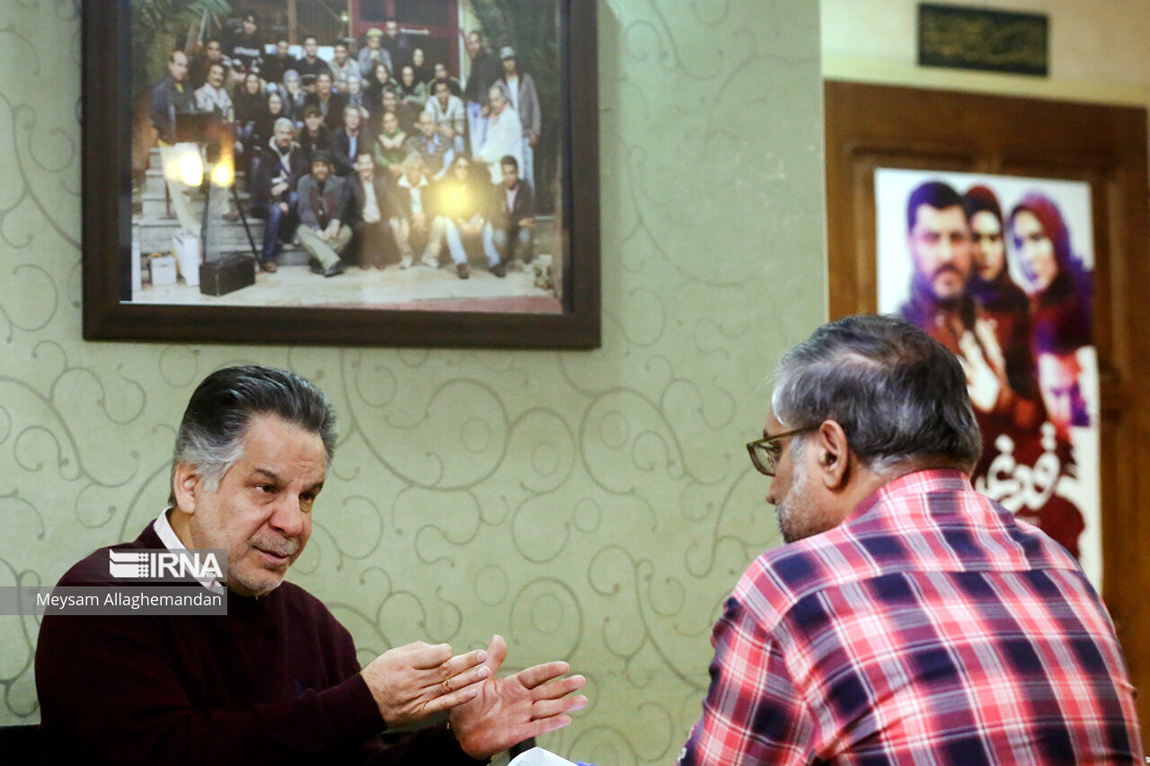 بازخوانی یک گفت‌وگو با تهیه کننده زندگی خصوصی:
                «عقاب‌ها» را در جبهه‌ها نشان می‌دادند اما بازیگرانش ممنوع الکار بودند/چرا یساری نخواند؟
