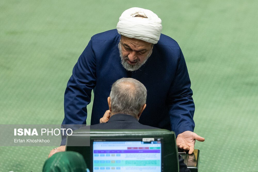 تصاویری از حرکات عجیب برخی نمایندگان در صحن مجلس/ از دستی روی سر کوچک زاده تا گعده دو نفره روی زمین!