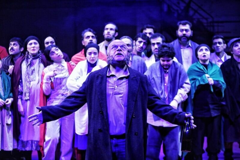 پربازیگرترین نمایش در جشنواره ۴۴ تئاتر فجر آغاز به کار کرد/ «عشق نجات‌دهنده» در نخستین روز به اجرا درآمد.