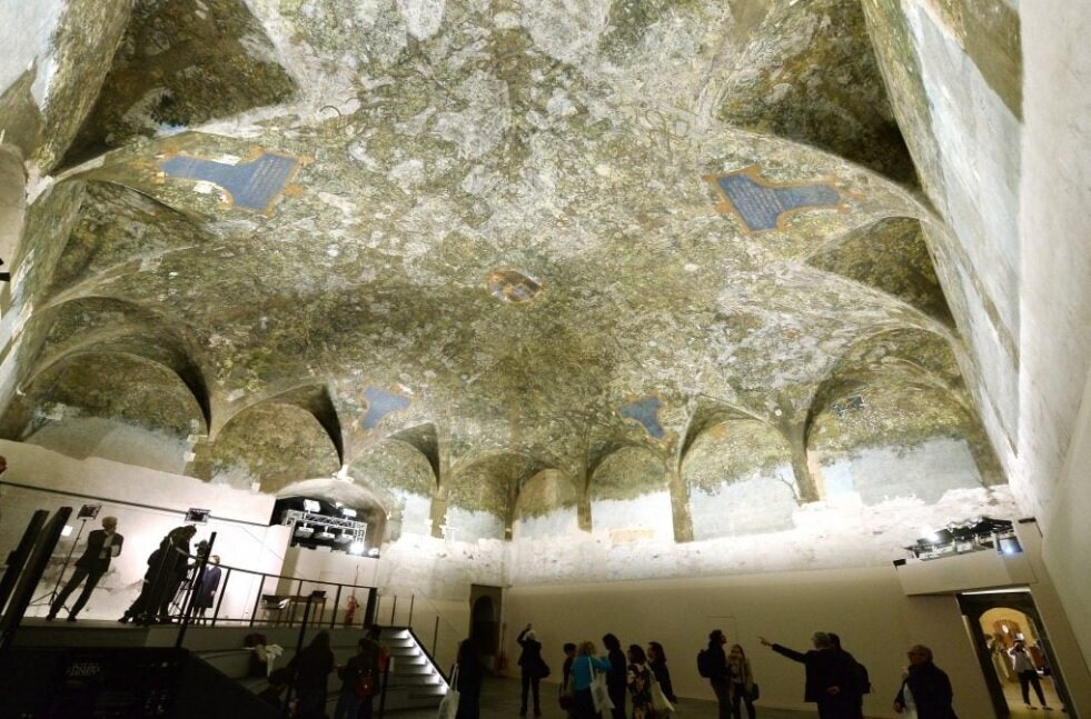 برملا شدن نقاشی بزرگ دیواری و سقفی پنهان شده در پشت داربست‌ها