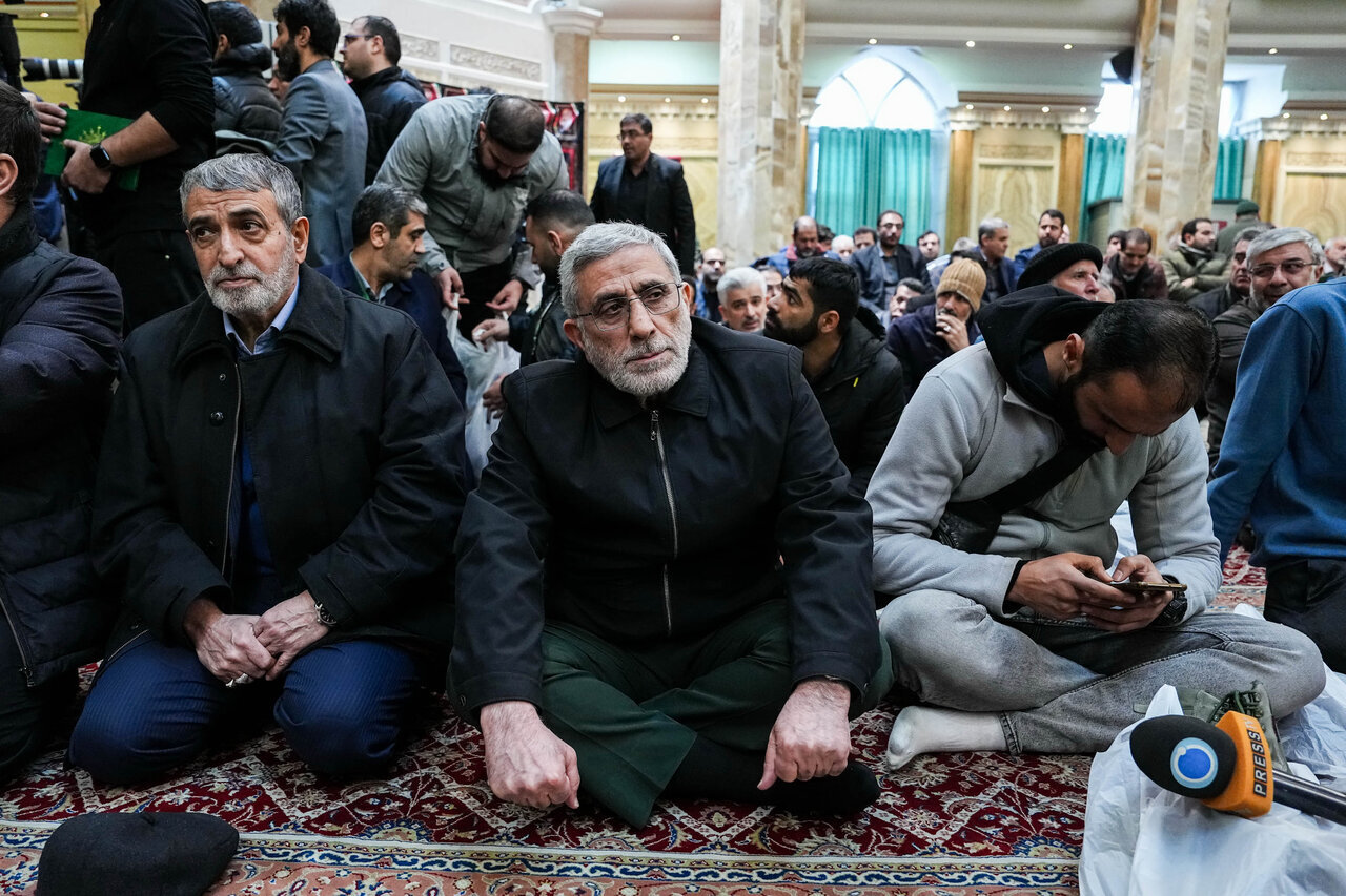 ببینید | تصویری از حضور سردار قاآنی در حرم مطهر امیرالمؤمنین برای تشییع پیکر رهبر شهید