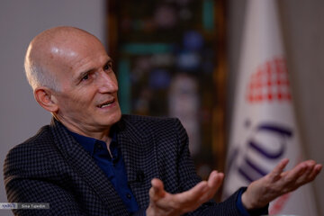 روایت یک جامعه‌شناس از بحران معنا در جامعه ایران/ فراستخواه: داستان‌های «مدرنیته»، «انقلاب» و «اصلاحات» کارکرد خود را از دست داده‌اند