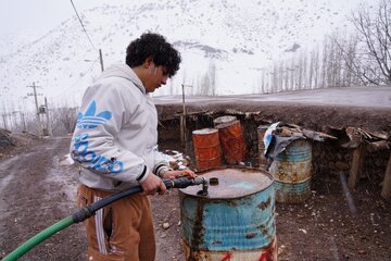 سوخترسانی در دل سرمای شدید و بارش برف سنگین در لرستان سوخترسانی در دل سرمای شدید و بارش برف سنگین در لرستان