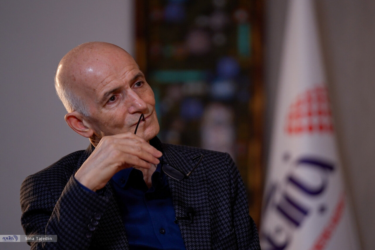 فراستخواه: دال مرکزی اتفاقات سال‌های اخیر خشم اجتماعی است/ ناشنوایی سیستماتیک جامعه را دچار خشم کرده است/ مجاهدی: طبقه متوسط سقوط کرده و عصبانی است