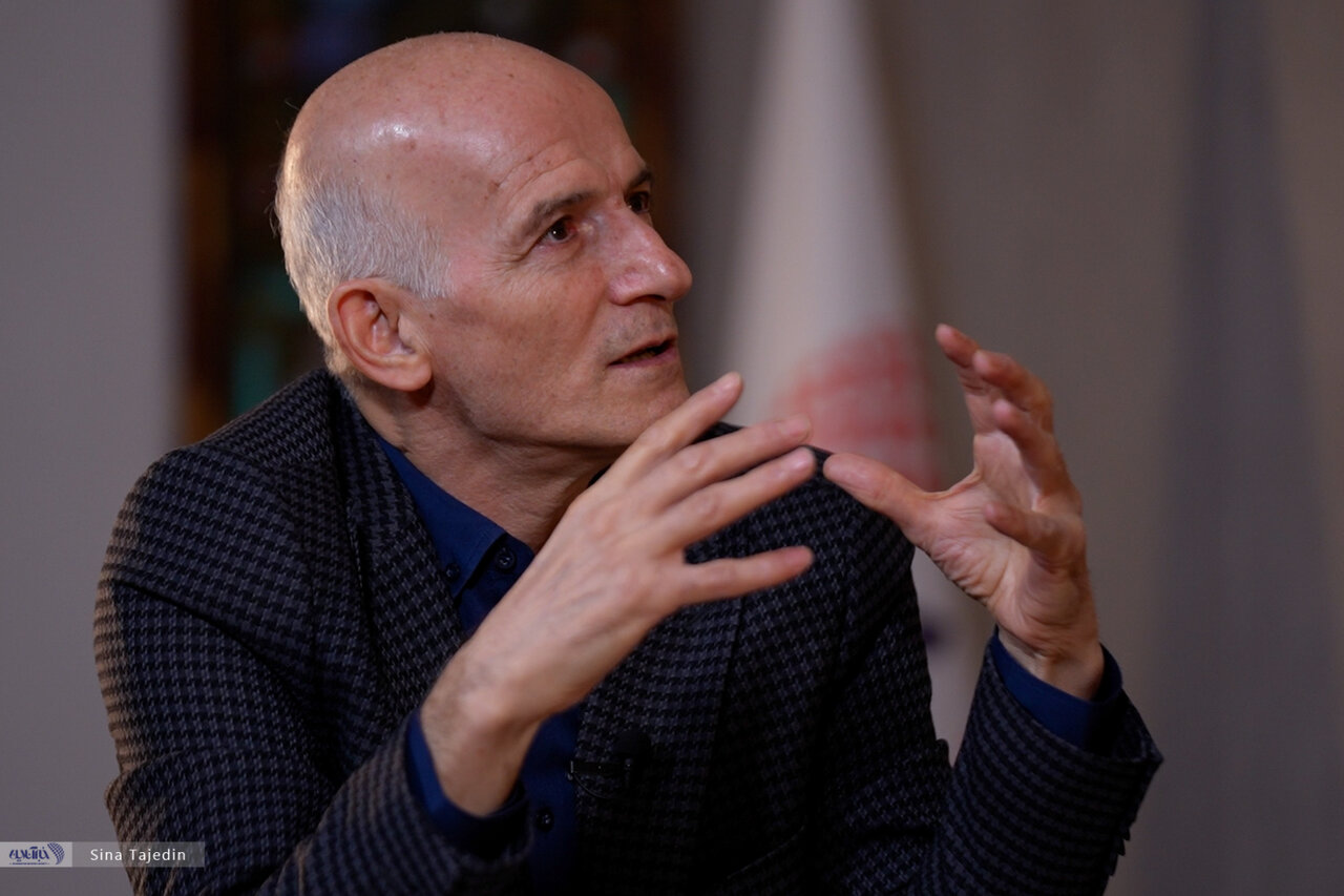 فراستخواه: دال مرکزی اتفاقات سال‌های اخیر خشم اجتماعی است/ ناشنوایی سیستماتیک جامعه را دچار خشم کرده است/ مجاهدی: طبقه متوسط سقوط کرده و عصبانی است