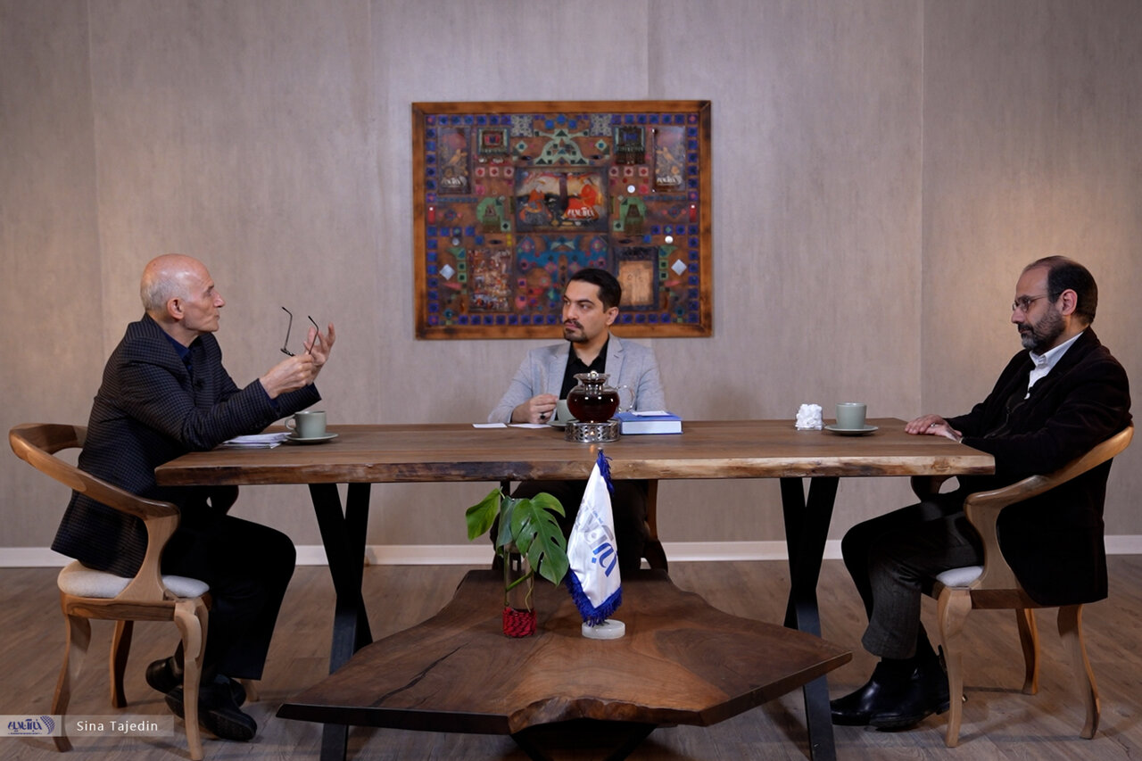 فراستخواه: دال مرکزی اتفاقات سال‌های اخیر خشم اجتماعی است/ ناشنوایی سیستماتیک جامعه را دچار خشم کرده است/ مجاهدی: طبقه متوسط سقوط کرده و عصبانی است