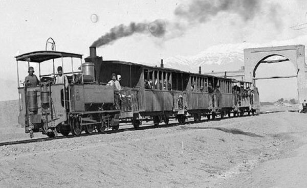 تصویر/ مسافران در حال خروج از ایستگاه شهرری با ماشین دودی در دوران قاجار تصویر/ مسافران در حال خروج از ایستگاه شهرری با ماشین دودی در دوران قاجار