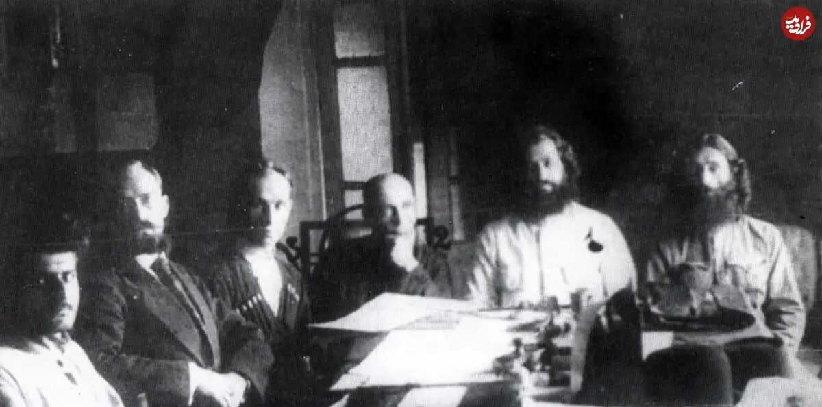 عکس | میرزا کوچک خان در حال مذاکره با نمایندگان دولت شوروی