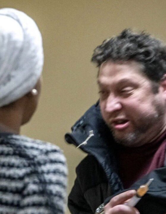 تصاویر دیگری از لحظه حمله به نماینده منتقد دولت ترامپ با سرنگ!