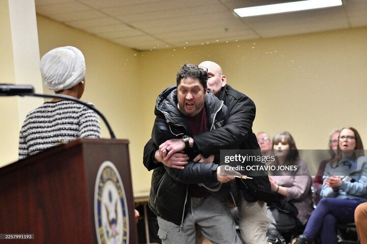 تصاویر دیگری از لحظه حمله به نماینده منتقد دولت ترامپ با سرنگ!