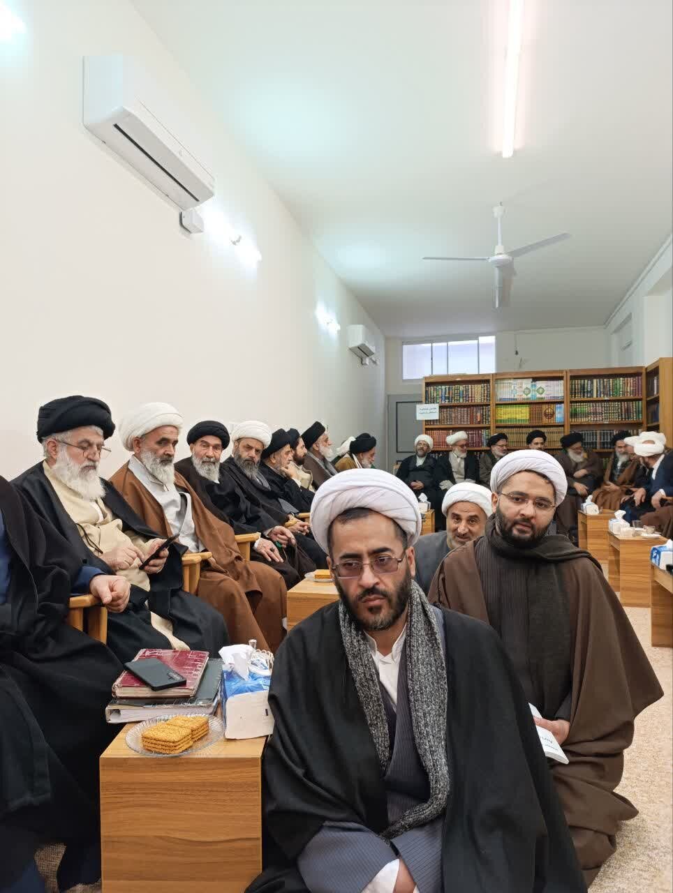 تصاویری از تجمع اساتید مدرسه مرحوم آیت الله گلپایگانی در حمایت از رهبر انقلاب/ جمهوری اسلامی در ۴۷ سال گذشته توطئههای فراوانی را پشت سر گذاشته است