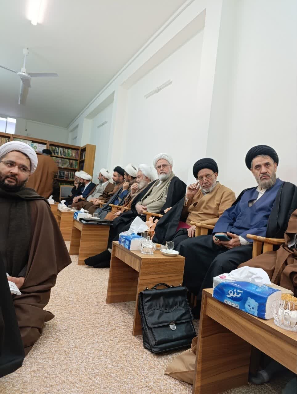 تصاویری از تجمع اساتید مدرسه مرحوم آیت الله گلپایگانی در حمایت از رهبر انقلاب/ جمهوری اسلامی در ۴۷ سال گذشته توطئههای فراوانی را پشت سر گذاشته است