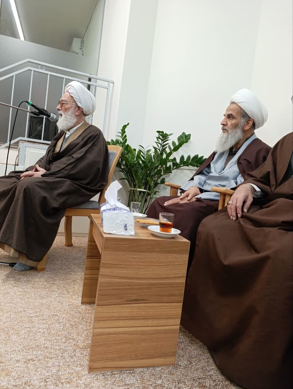 تصاویری از تجمع اساتید مدرسه مرحوم آیت الله گلپایگانی در حمایت از رهبر انقلاب/ جمهوری اسلامی در ۴۷ سال گذشته توطئههای فراوانی را پشت سر گذاشته است