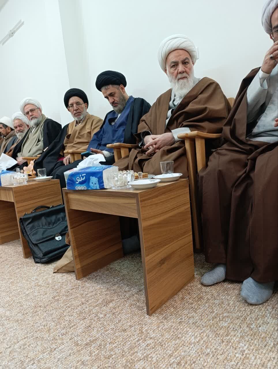 تصاویری از تجمع اساتید مدرسه مرحوم آیت الله گلپایگانی در حمایت از رهبر انقلاب/ جمهوری اسلامی در ۴۷ سال گذشته توطئههای فراوانی را پشت سر گذاشته است