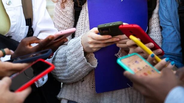 تحمیل محدودیت بر دسترسی کودکان به شبکههای اجتماعی در کشوری از قاره اروپا تحمیل محدودیت بر دسترسی کودکان به شبکههای اجتماعی در کشوری از قاره اروپا