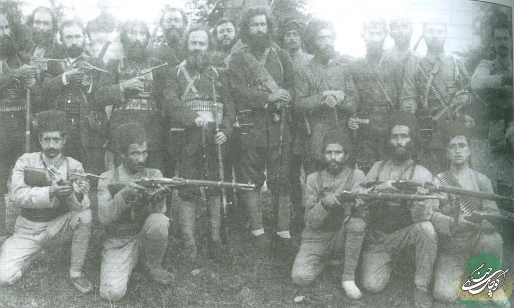 تشکیل نخستین جمهوری ایران در گیلان، در نهایت به سقوط نظام سلطنتی انجامید. تشکیل نخستین جمهوری ایران در گیلان، در نهایت به سقوط نظام سلطنتی انجامید.