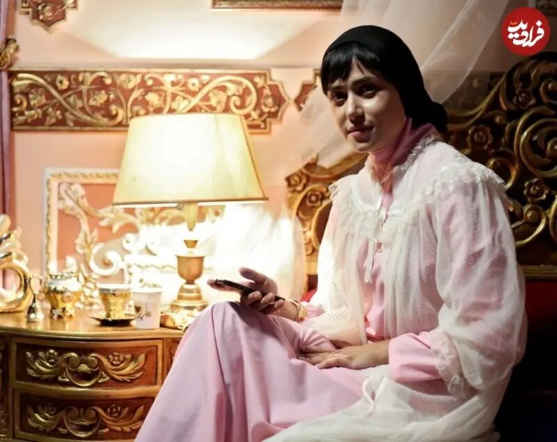«پریناز ایزدیار» با موبایل در پشت‌صحنه سریال «شهرزاد»؛ سال 94