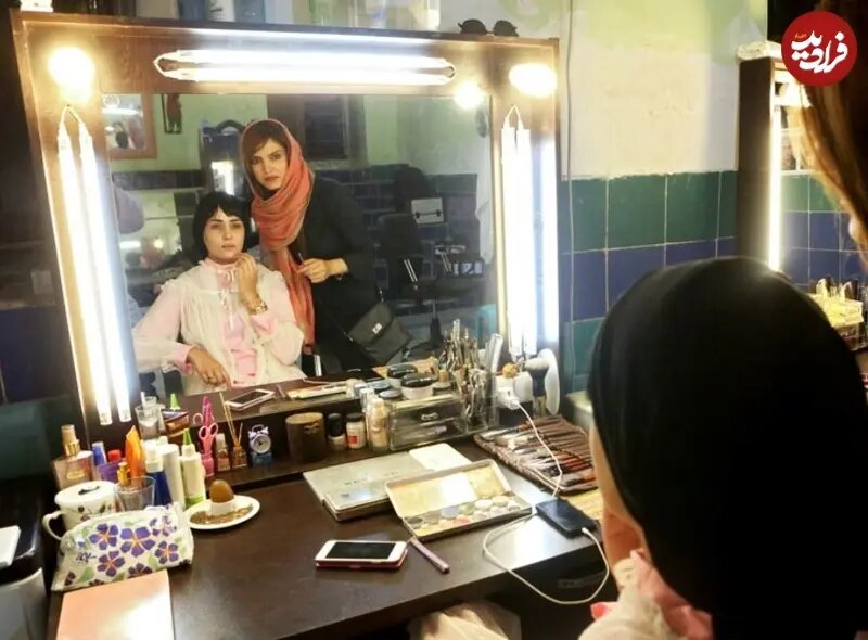 «پریناز ایزدیار» با موبایل در پشت‌صحنه سریال «شهرزاد»؛ سال 94