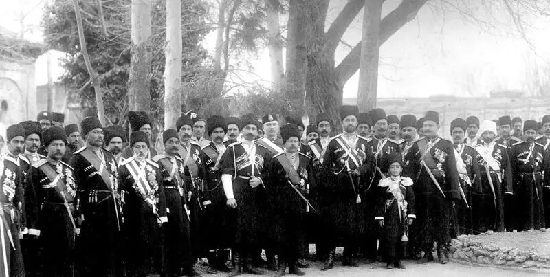 عکس/ ژست لیاخوف روسی در کنار قزاق‌هایی که مجلس را به توپ بستند