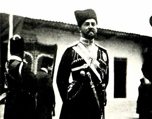 عکس: لیاخوف روسی در کنار قزاقهایی که مجلس را به آتش کشیدند. عکس: لیاخوف روسی در کنار قزاقهایی که مجلس را به آتش کشیدند.