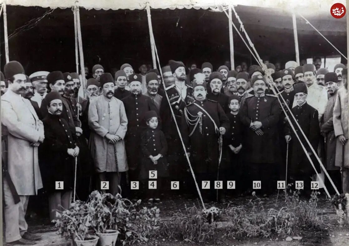 عکس/ محمدعلیشاه در کنار لیاخوف و عدهای از شاهزادگان و مقامات