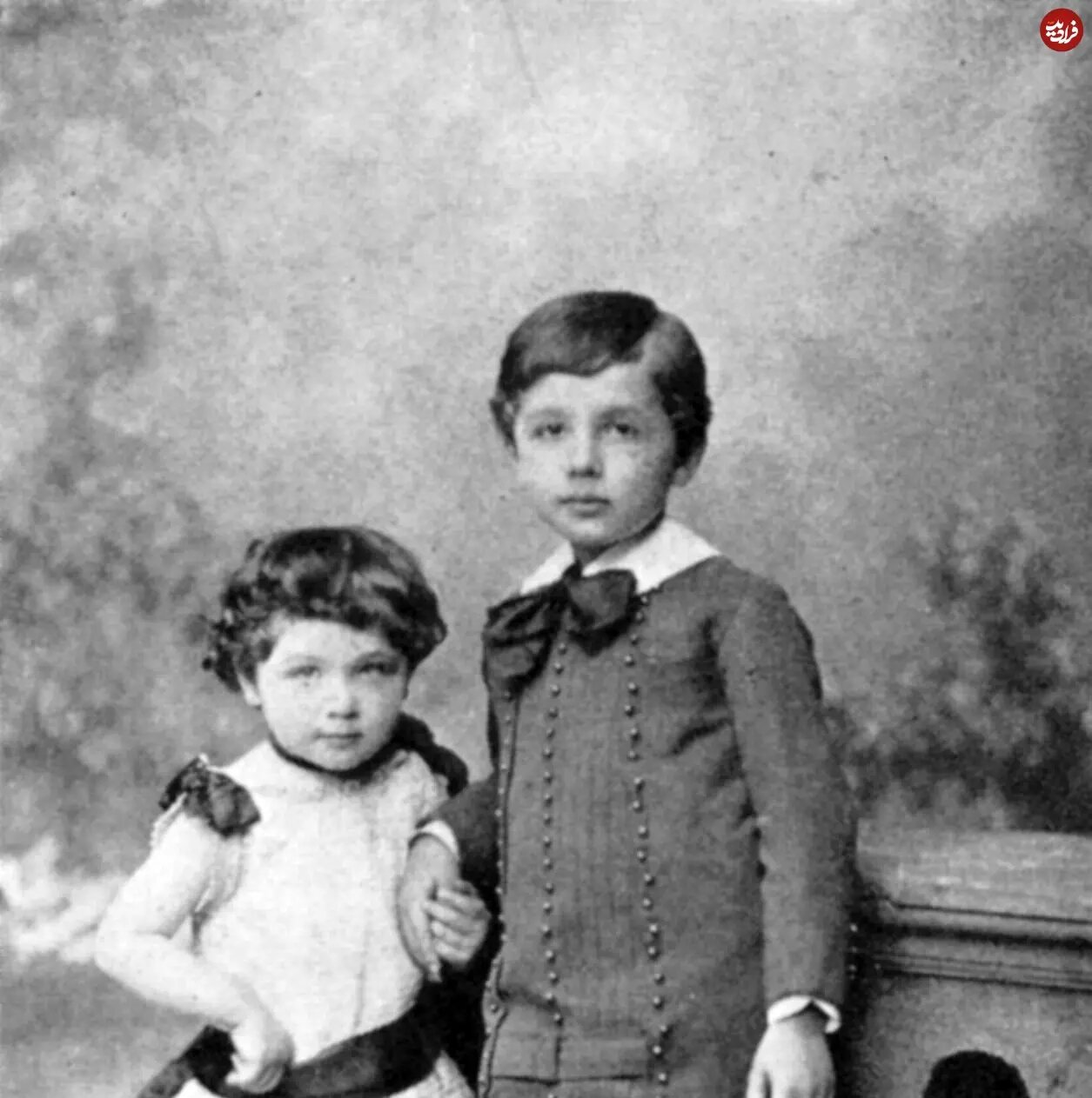 عکس/ اینشتین در ۹ سالگی در کنار خواهرش؛ سال ۱۲۶۶ خورشیدی