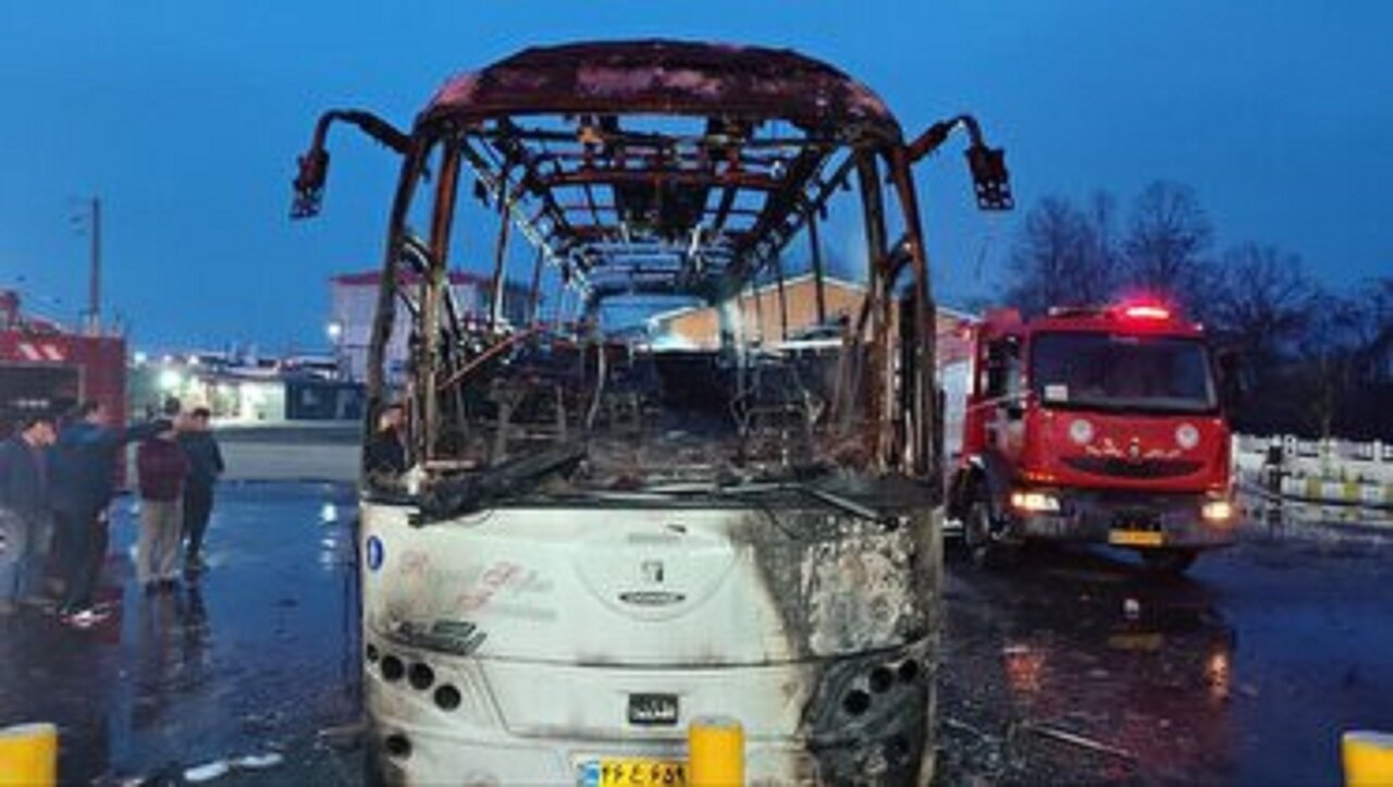 آتشسوزی اتوبوس در پایانه رامسر ناشی از اختلال در سیستم ارتباطی شد. آتشسوزی اتوبوس در پایانه رامسر ناشی از اختلال در سیستم ارتباطی شد.