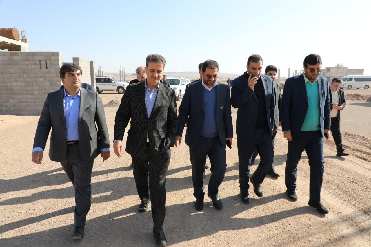 بازدید معاون وزیر راه و شهرسازی از سایت ۱۲۵ هکتاری مسکن ملی و پروژه‌های زیرساختی حمل‌ونقل شهرستان اردکان