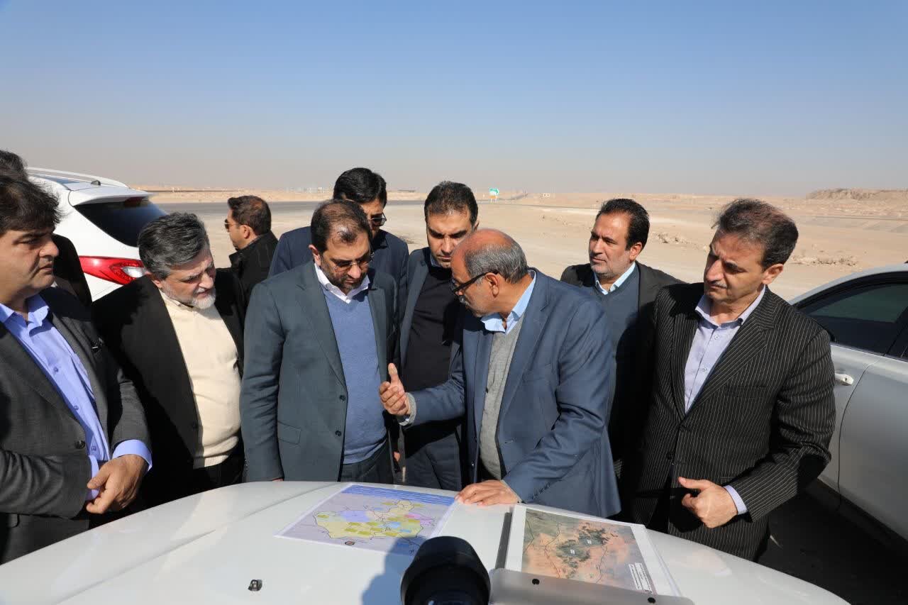 بازدید معاون وزیر راه و شهرسازی از سایت ۱۲۵ هکتاری مسکن ملی و پروژه‌های زیرساختی حمل‌ونقل شهرستان اردکان