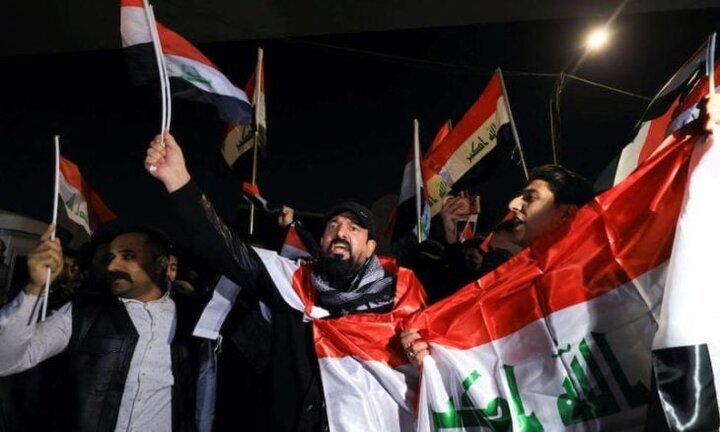 عراقیها پرچم آمریکا و تصویر ترامپ را به شعله کشیدند عراقیها پرچم آمریکا و تصویر ترامپ را به شعله کشیدند