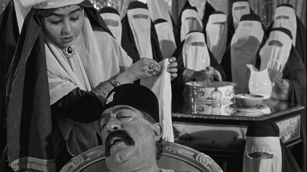 عکسهای فیلم «ناصرالدین شاه آکتور سینما»/ وقتی آقای بازیگر شاه شد/ گردن مهدی هاشمی زیر گیوتین