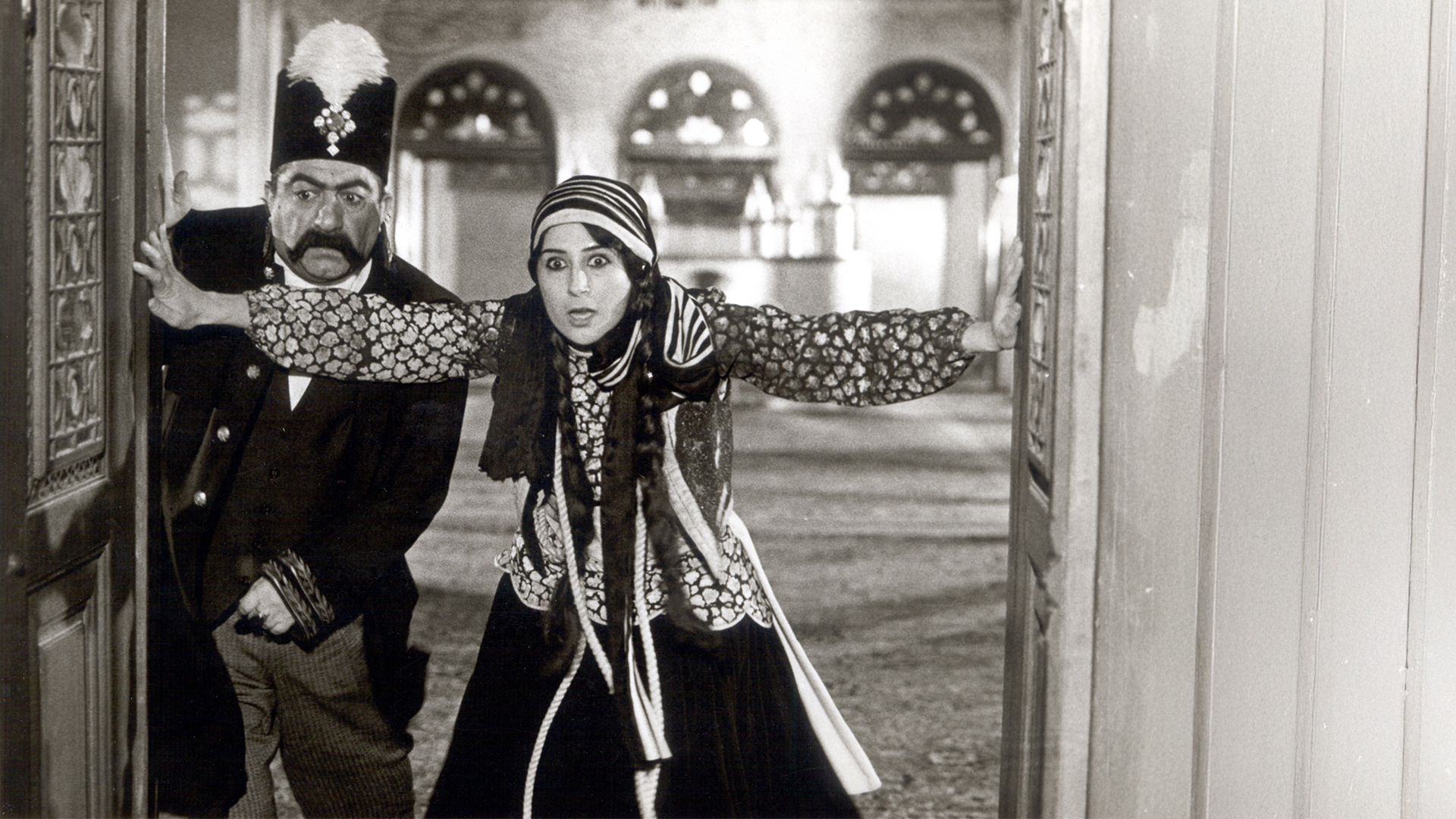 عکسهای فیلم «ناصرالدین شاه آکتور سینما»/ وقتی آقای بازیگر شاه شد/ گردن مهدی هاشمی زیر گیوتین