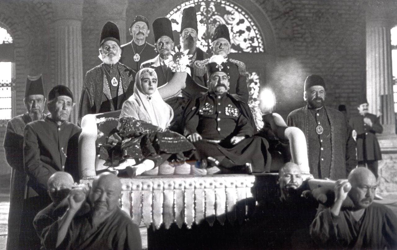 عکسهای فیلم «ناصرالدین شاه آکتور سینما»/ وقتی آقای بازیگر شاه شد/ گردن مهدی هاشمی زیر گیوتین