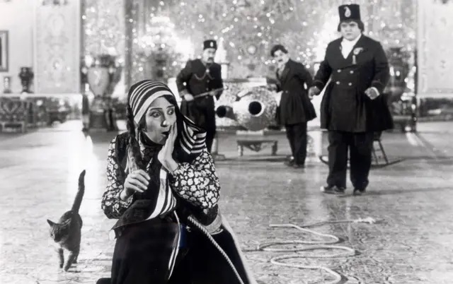 عکسهای فیلم «ناصرالدین شاه آکتور سینما»/ وقتی آقای بازیگر شاه شد/ گردن مهدی هاشمی زیر گیوتین