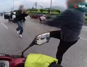 ببینید | مداخله دختر جوان در درگیری فیزیکی وسط جاده!