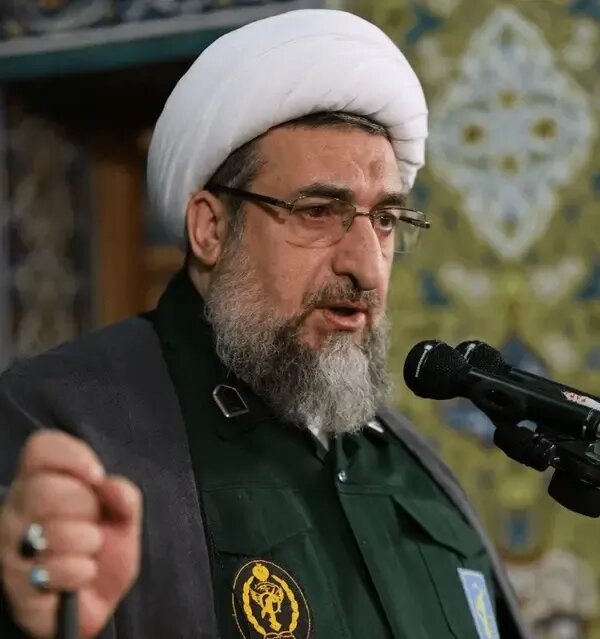 امام جمعه تبریز لباس رزم بر تن کرد + تصویر