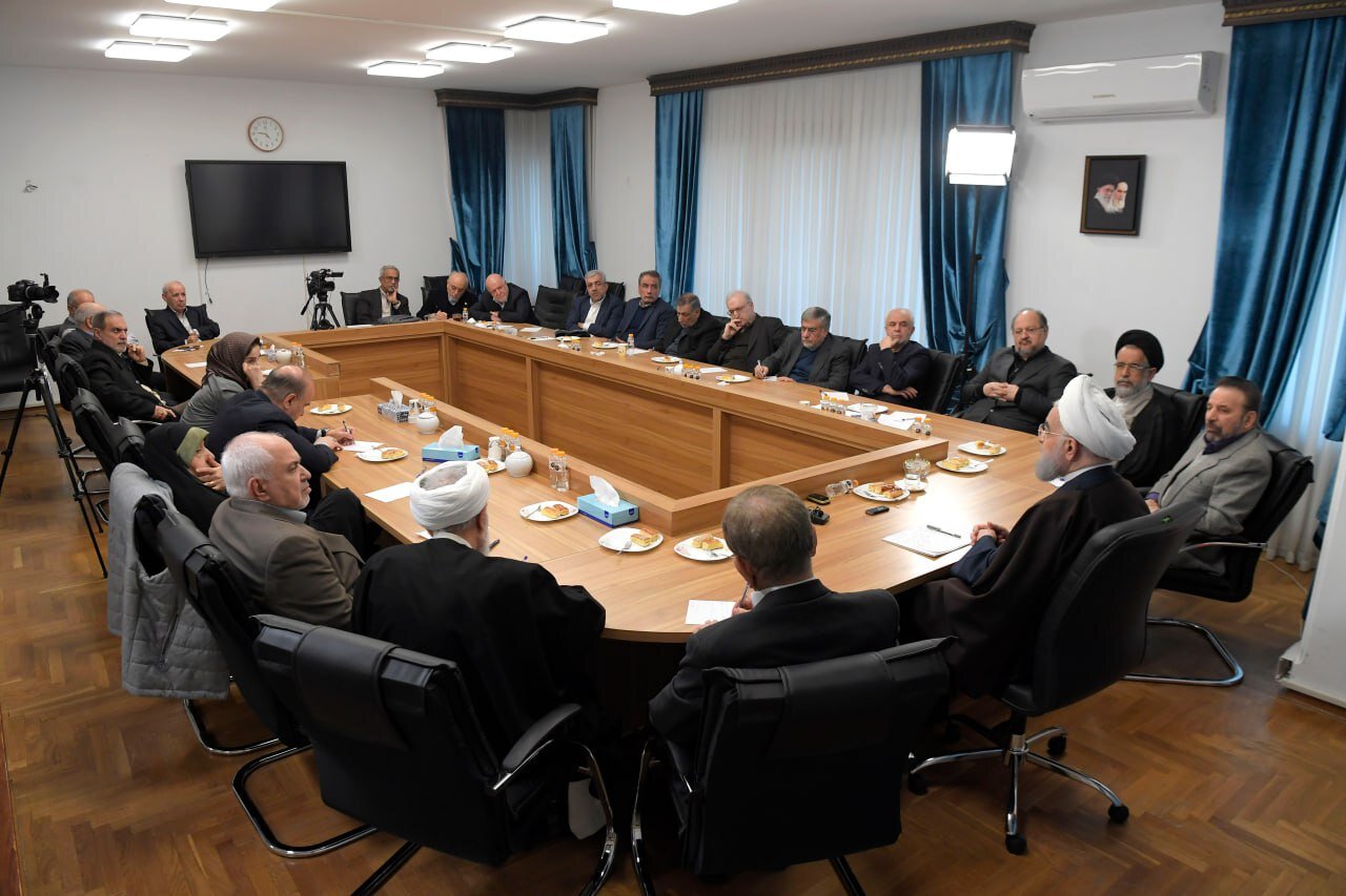 تصاویر دیدار روحانی با وزرای دولت یازدهم و دوازدهم؛ از سخنرانی ظریف تا نت برداری شریعتمداری و جنتی + عکس