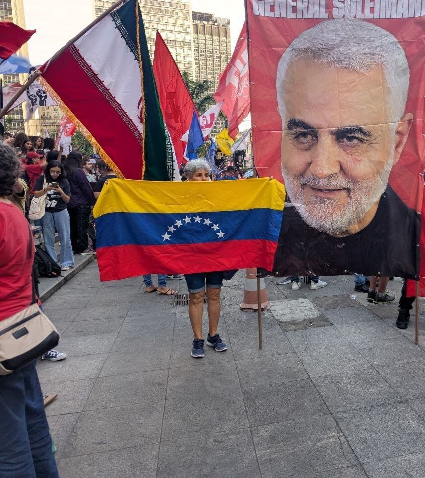 عکس | تصویر سردار سلیمانی در تجمع برزیلی‌ها در حمایت از ایران؛ ژنرال سلیمانی با پرچم جمهوری اسلامی