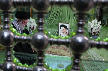 فاتحه خوانی رهبر انقلاب بر مزار آیت الله هاشمی+ تصاویر