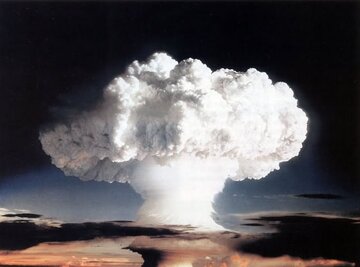 رئیس‌جمهور آمریکا از توسعه بمب هیدروژنی پرده برداشت؛ بهمن ۱۳۲۸