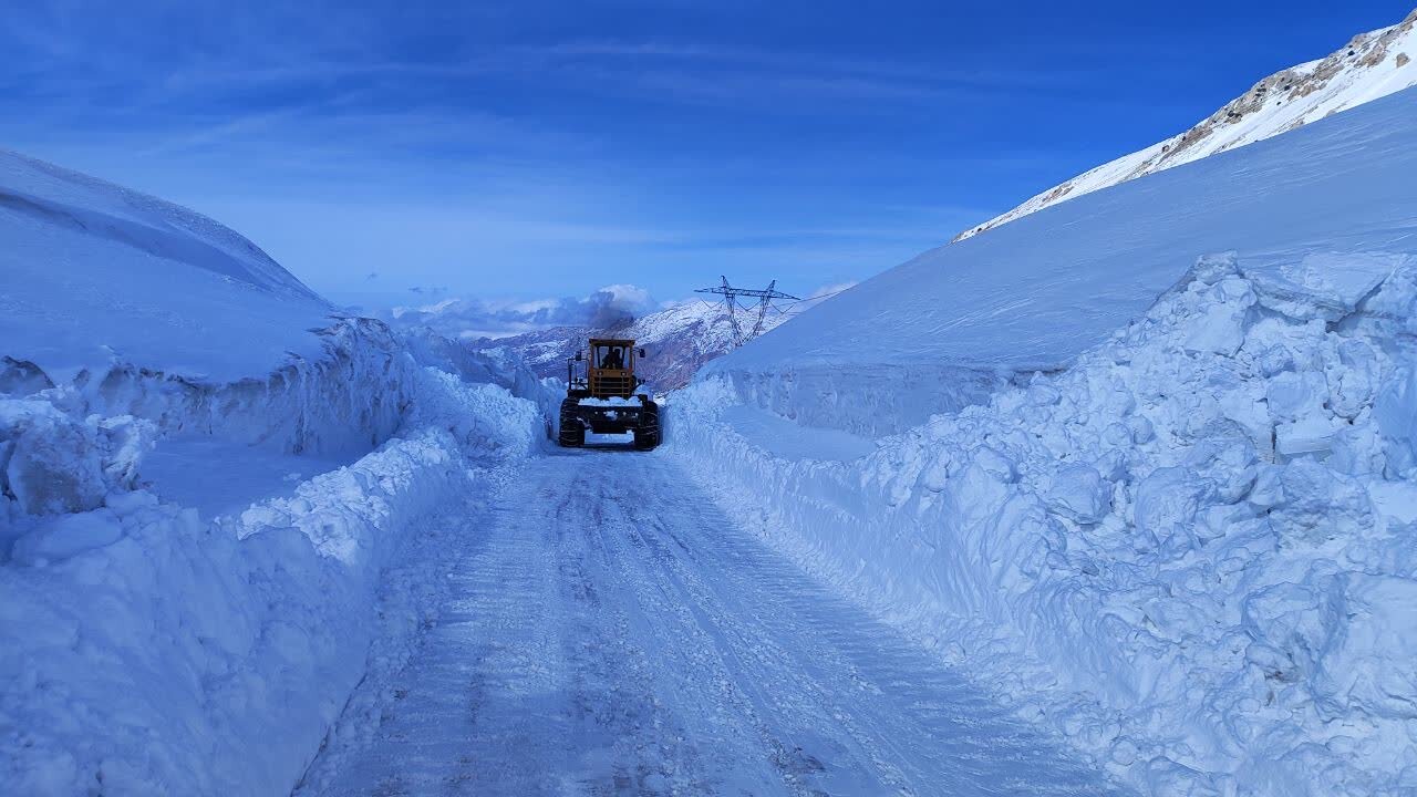 تلاش مستمر راهداران به مدت ۳۵ ساعت برای بازگشایی مسیر لبد بازفت ادامه یافت. تلاش مستمر راهداران به مدت ۳۵ ساعت برای بازگشایی مسیر لبد بازفت ادامه یافت.
