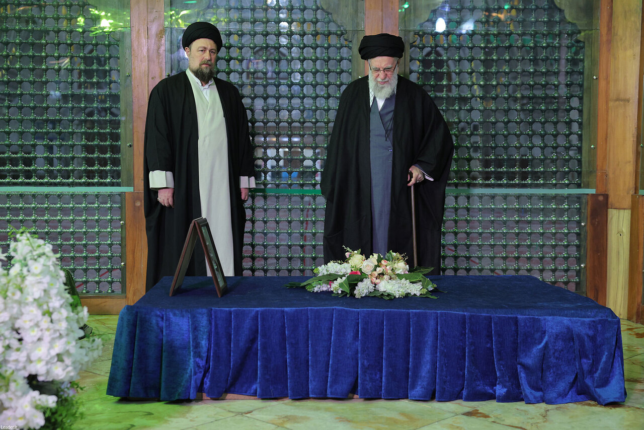 نکات کلیدی از حضور رهبر انقلاب در آرامگاه امام خمینی را مشاهده کنید. نکات کلیدی از حضور رهبر انقلاب در آرامگاه امام خمینی را مشاهده کنید.